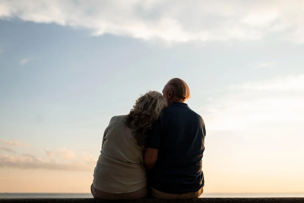 medium-shot-old-romantic-couple